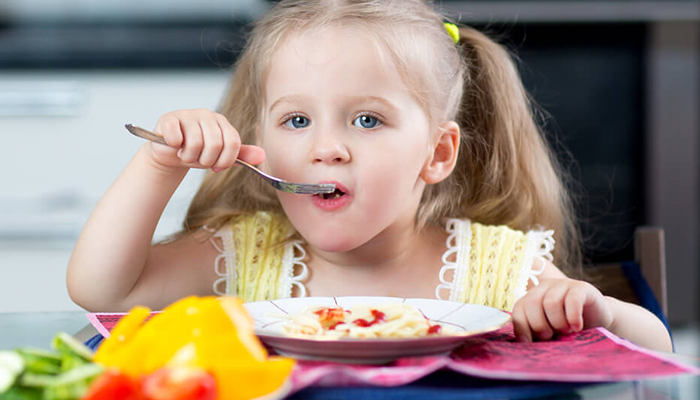 Cuidados com a alimentação infantil.