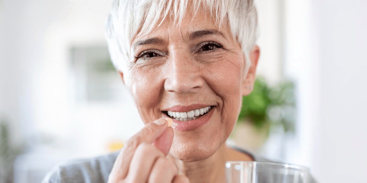 Foto de mulher idosa tomando vitamina B12