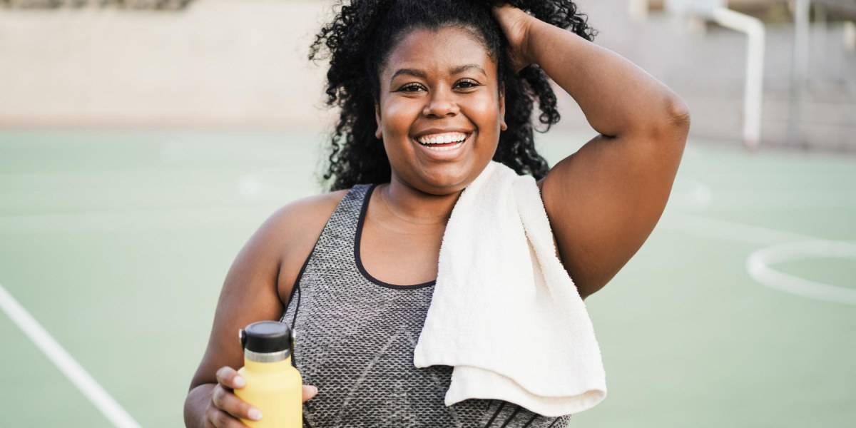 Foto de mulher sorrindo realizando exercícios físicos