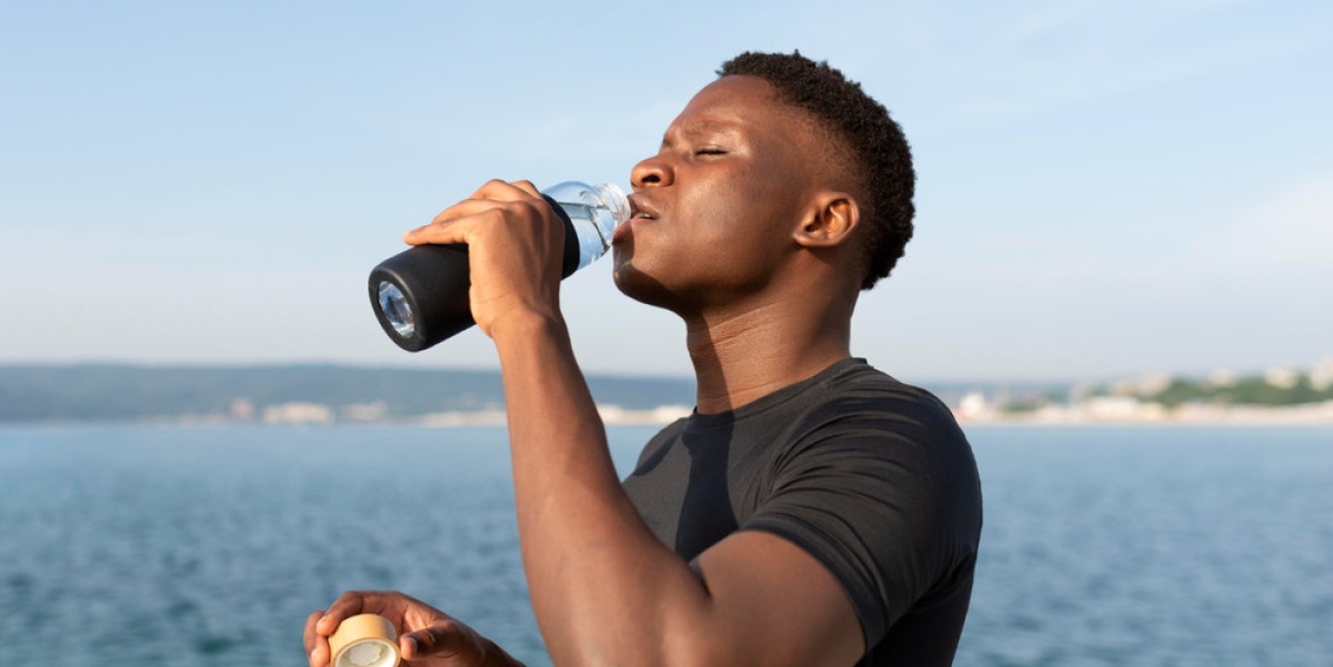 Foto de homem tomando água.