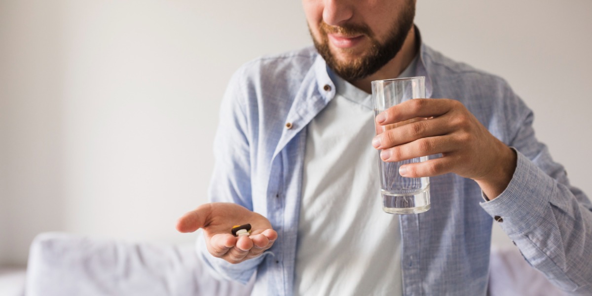 Foto de homem tomando vitaminas