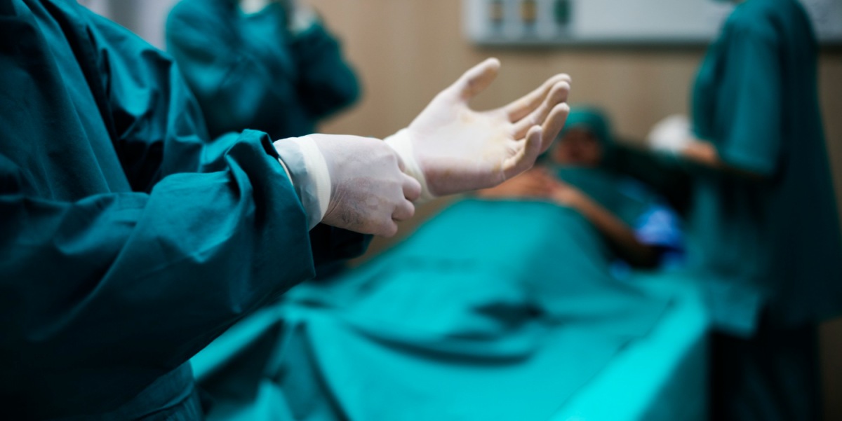 Foto e médicos se preparando para bariátrica.