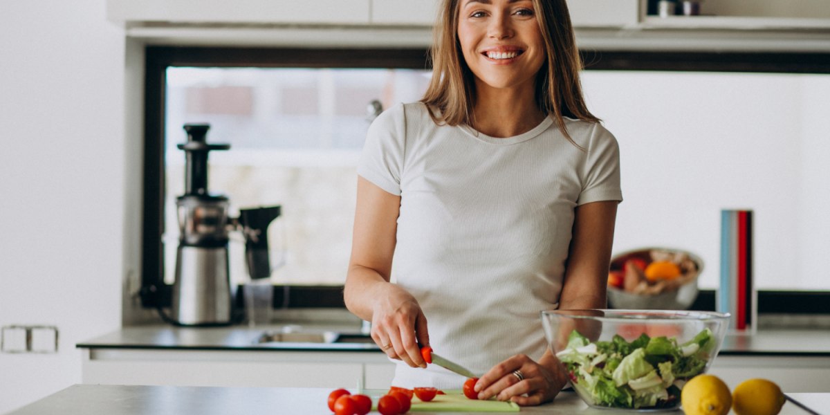 Foto de mulher comendo vegetais