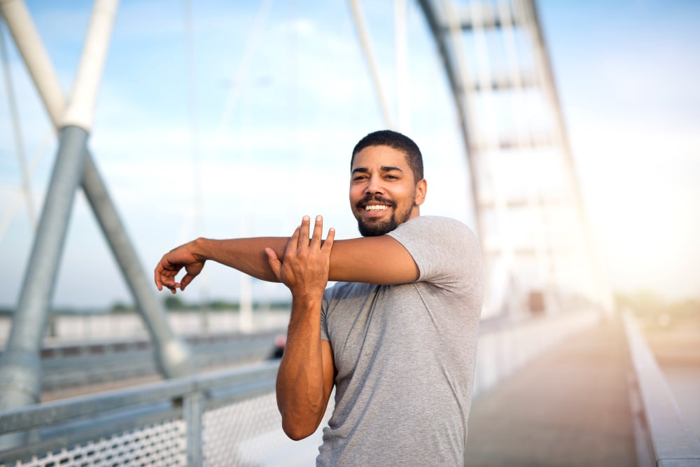 Foto de homem fazendo exercícios físicos