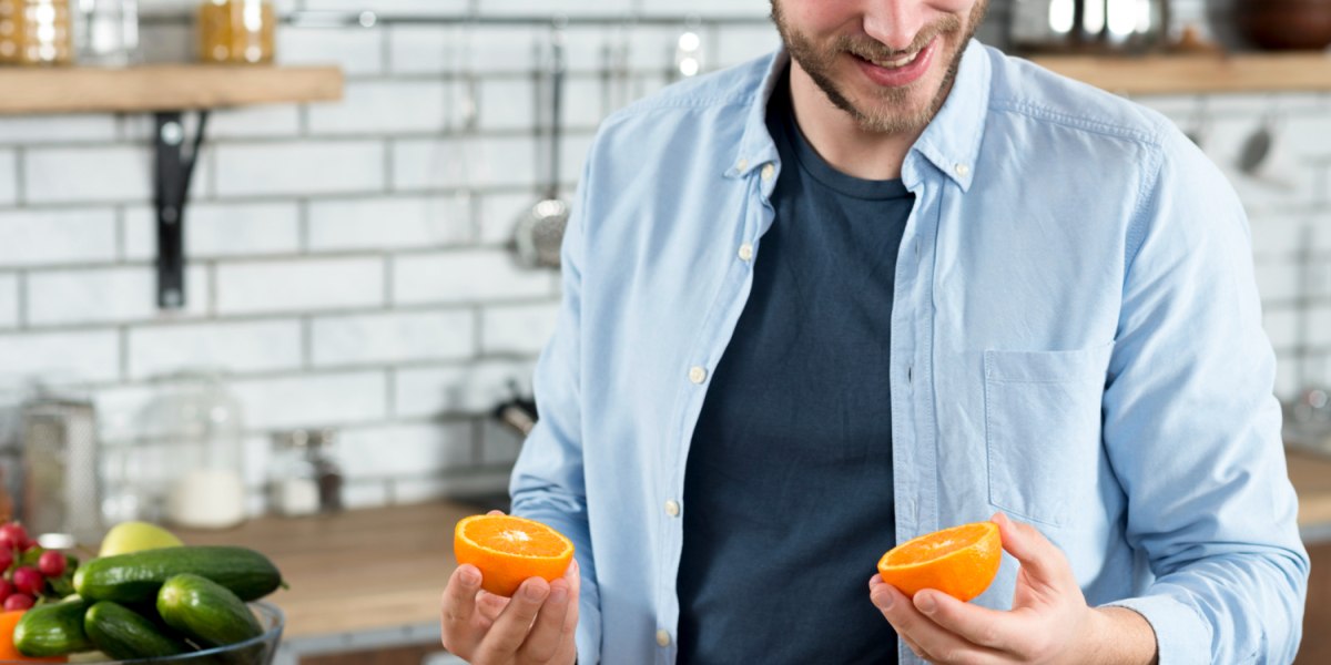 Foto de homem tomando vitaminas