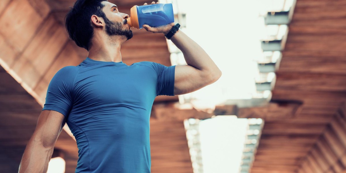 Foto de homem tomando pré-treino